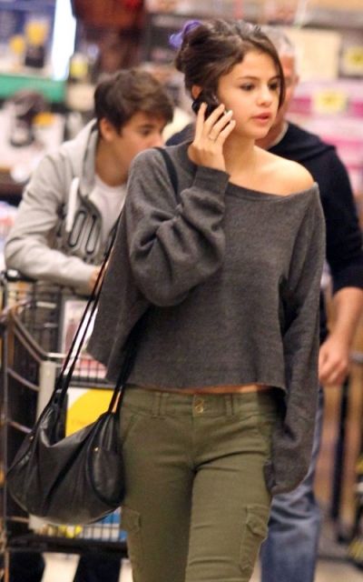 12-01-16-15-34-58-4-actress-selena-gomez-was-busy-with-her-phone-while.jpeg